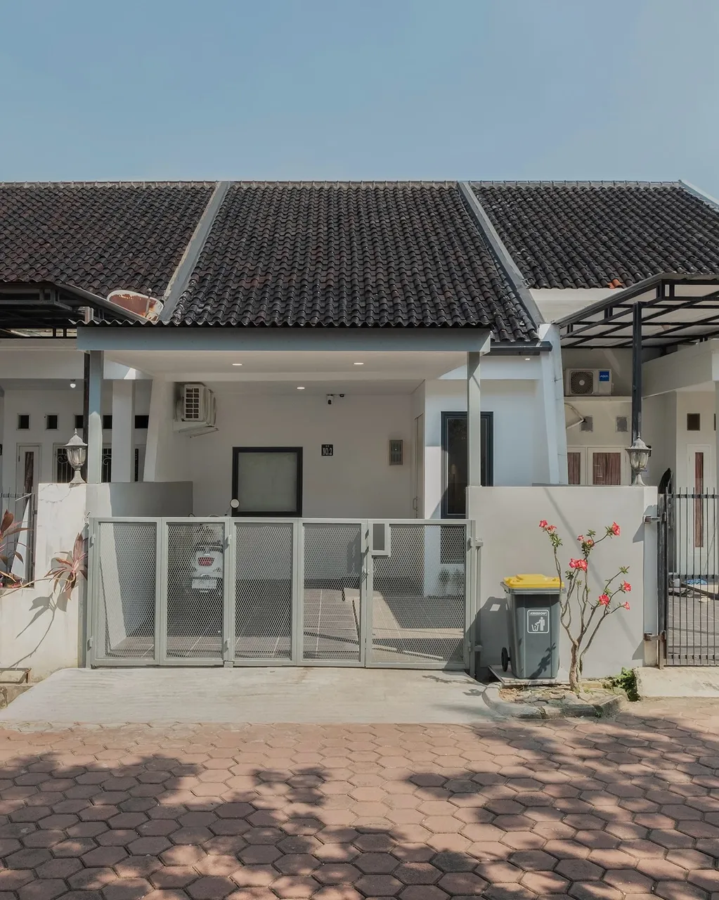 Flute House — facade