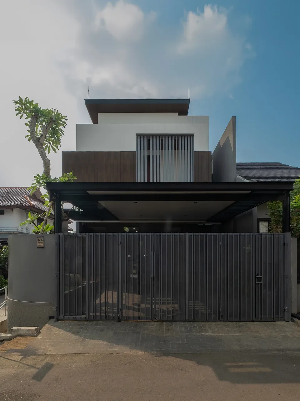 RR House — full facade