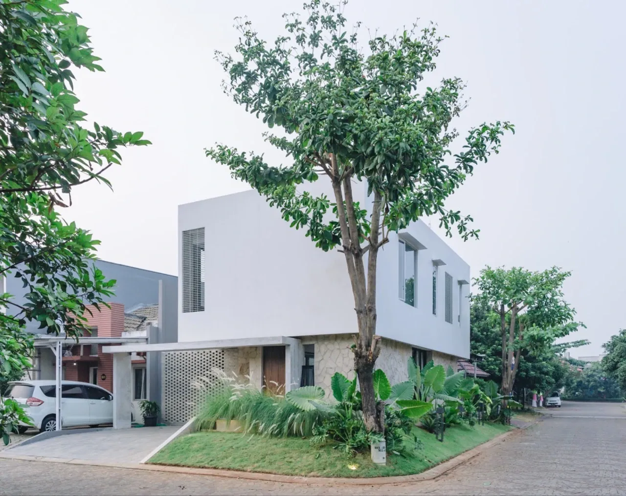 Rumasoka — corner facade and natural stone